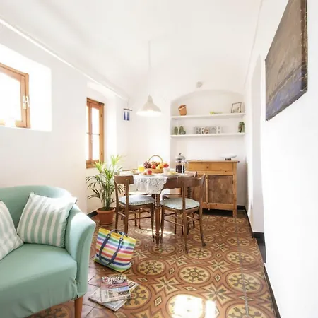 The Old Ship Apartman